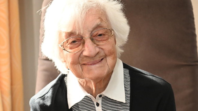 Johanna Haase verfolgt auch mit 101 Jahren noch die Nachrichten von nah und fern.