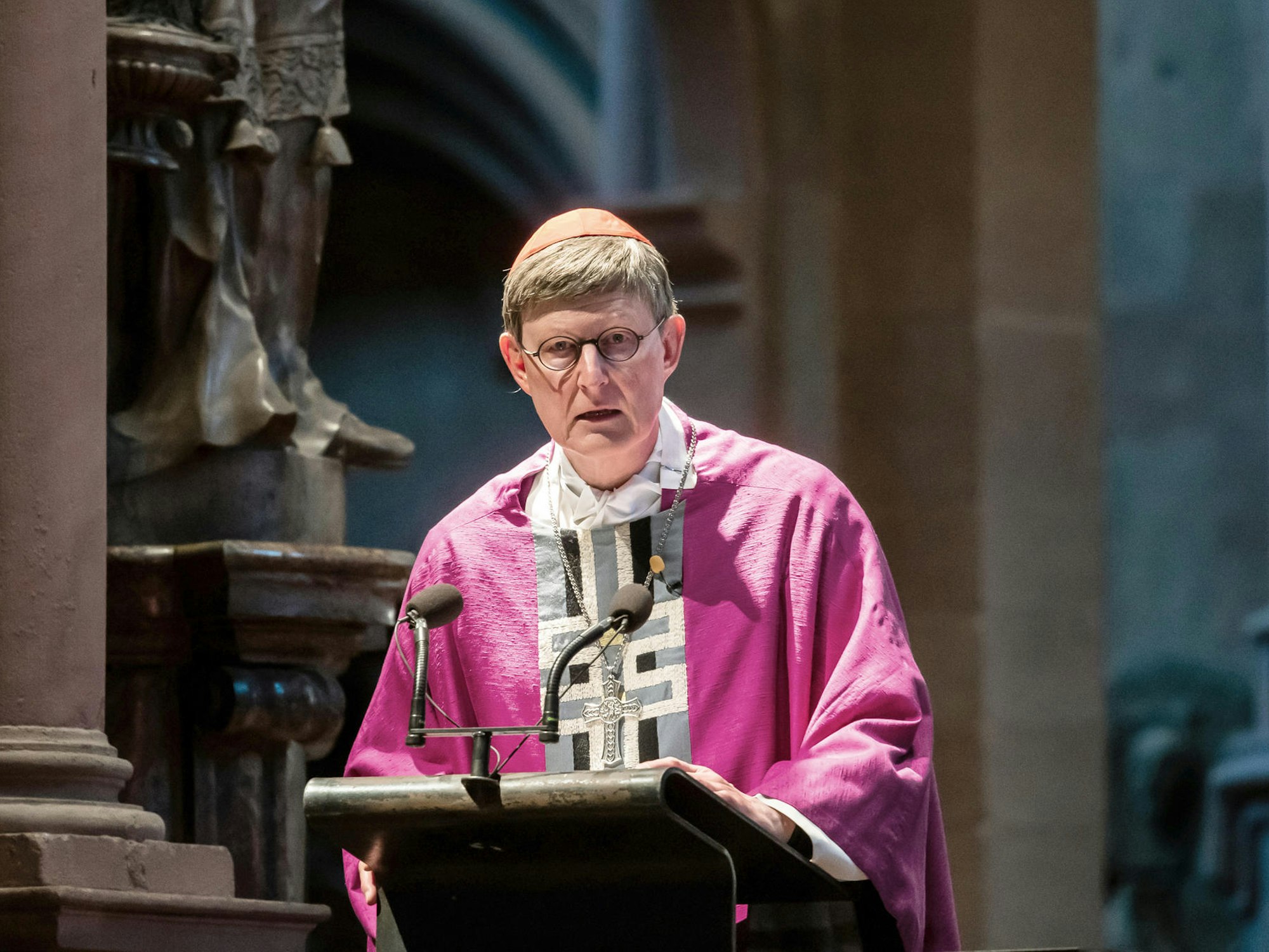 Der Kölner Erzbischof Rainer Maria Woelki spricht bei einem Gottesdienst im Kölner Dom.