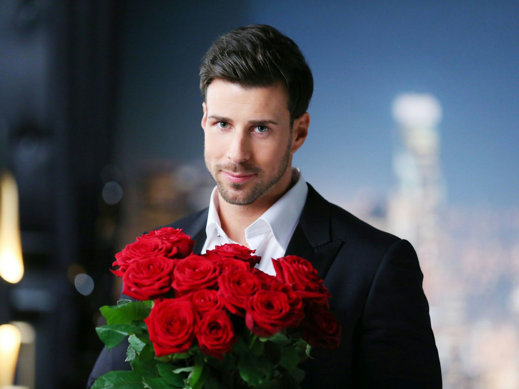 Leonard Freier posiert 2016 mit einem Strauß Rosen für die RTL-Show „Der Bachelor“.