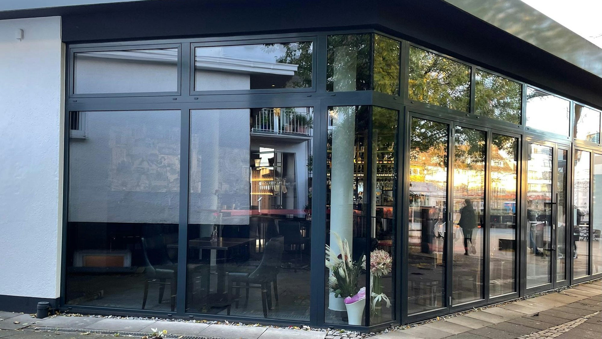 Eine gläserne Restaurantfront von außen