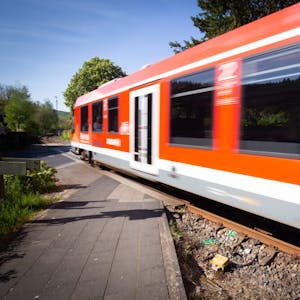 Die Oberbergische Bahn gilt als eine der wichtigsten Pendlerstrecken des Rheinlandes. Täglich steigen 15 460 Menschen in die Züge der RB 25. Bis zum Jahr 2030 sollen es 30 Prozent mehr sein, sagte NRW-Verkehrsminister Hendrik Wüst.