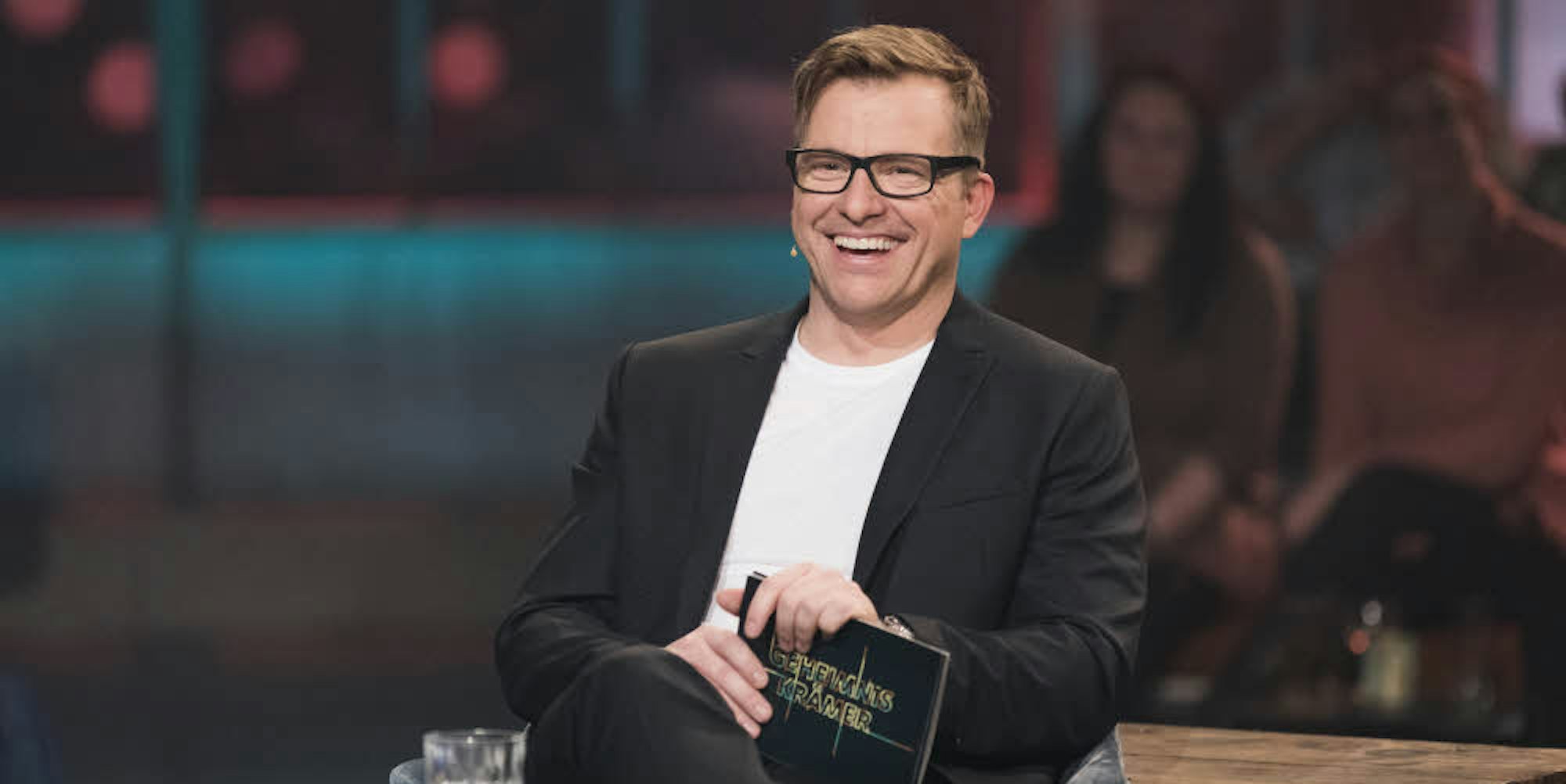 Neue Brille, neuer Job: „Geheimniskrämer“ ist die erste TV-Show, die Martin Klempnow moderiert.