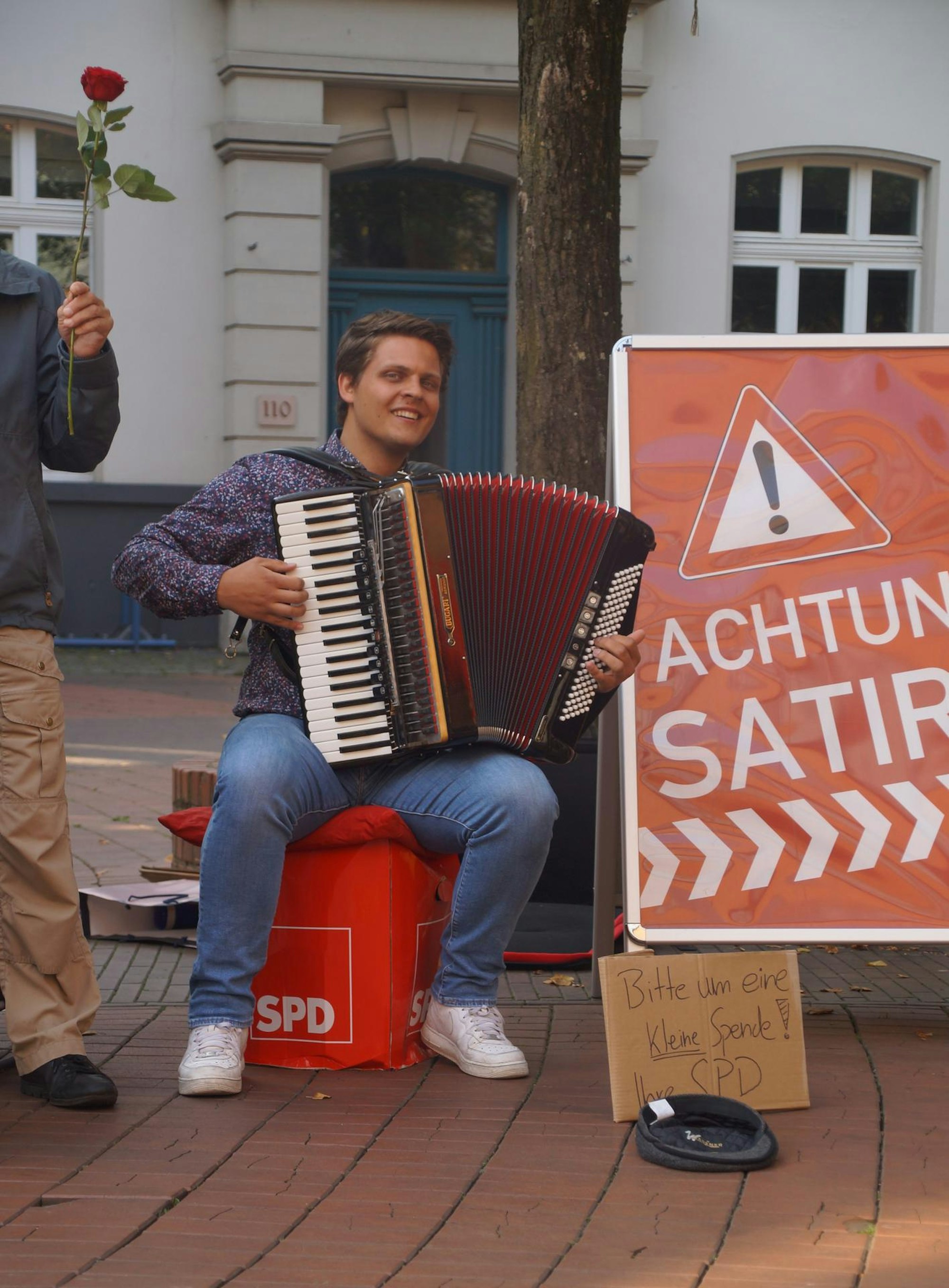 Aaron Spielmanns (SPD) setzt sich mit Akkordeon satirisch mit Parteispenden auseinander.