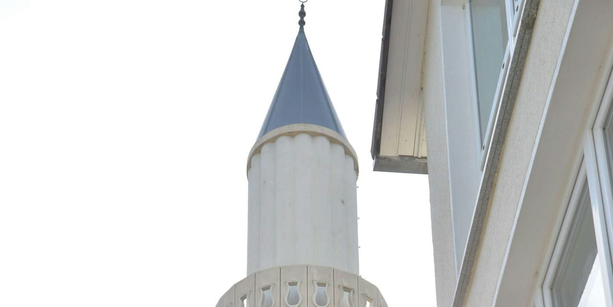 Vom Minarett der Yeni-Camii-Moschee in Bergisch Gladbach ertönt jetzt jeden Freitagnachmittag der traditionelle Gebetsruf des Muezzin. Die Stadt gab zum ersten Mal die Erlaubnis.