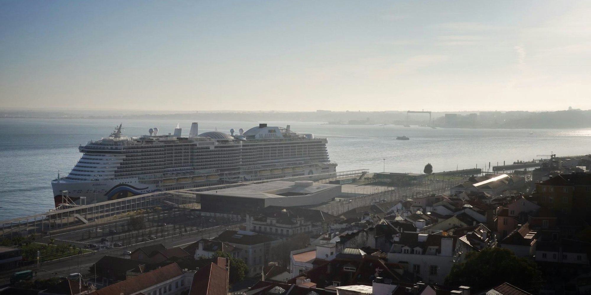 Die Aida Nova im Hafen von Lissabon 