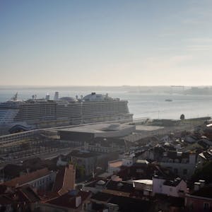 Die Aida Nova im Hafen von Lissabon 