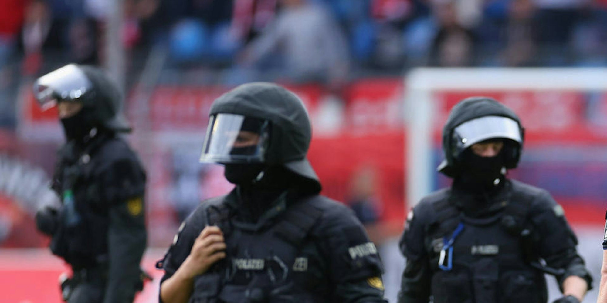 Schwere Polizeibeamte im Fußballstadion