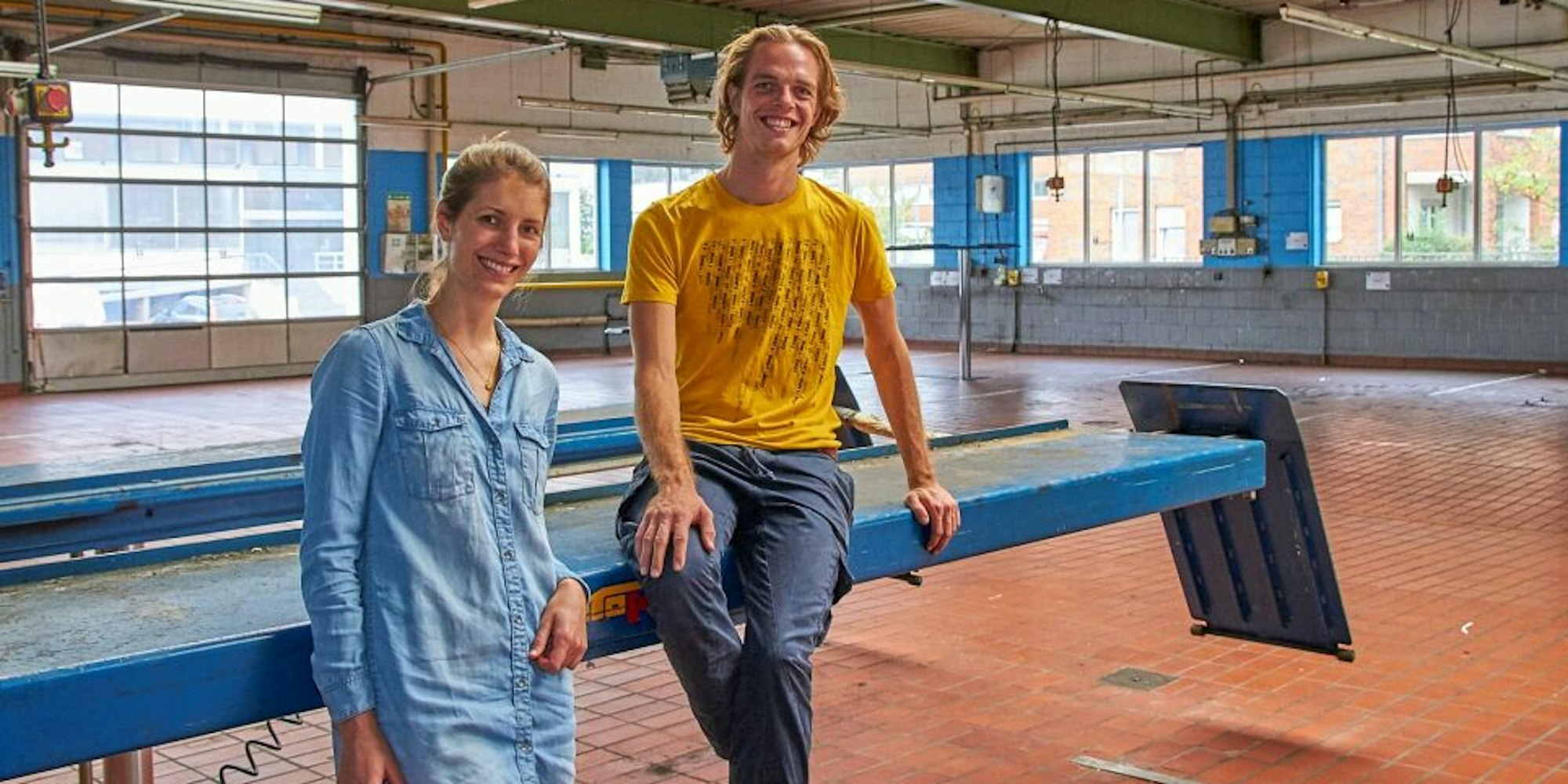 Verena Hermelingmeier und Jan Pehoviak in der alten Werkstatthalle.