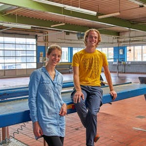 Verena Hermelingmeier und Jan Pehoviak in der alten Werkstatthalle.