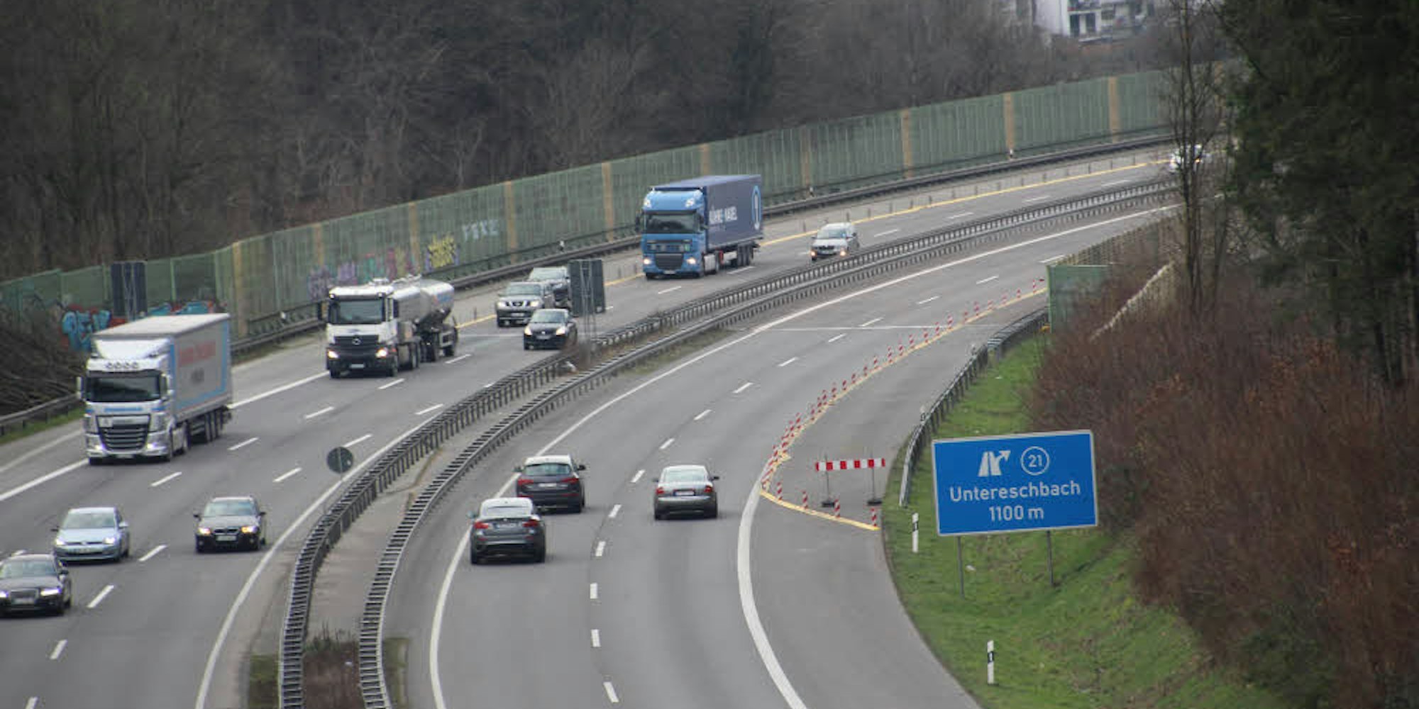 Einen besseren Lärmschutz entlang der Autobahn 4 fordert der Overather Stadtrat. Das Bild zeigt den östlichen Beginn der Holzbachtalbrücke.
