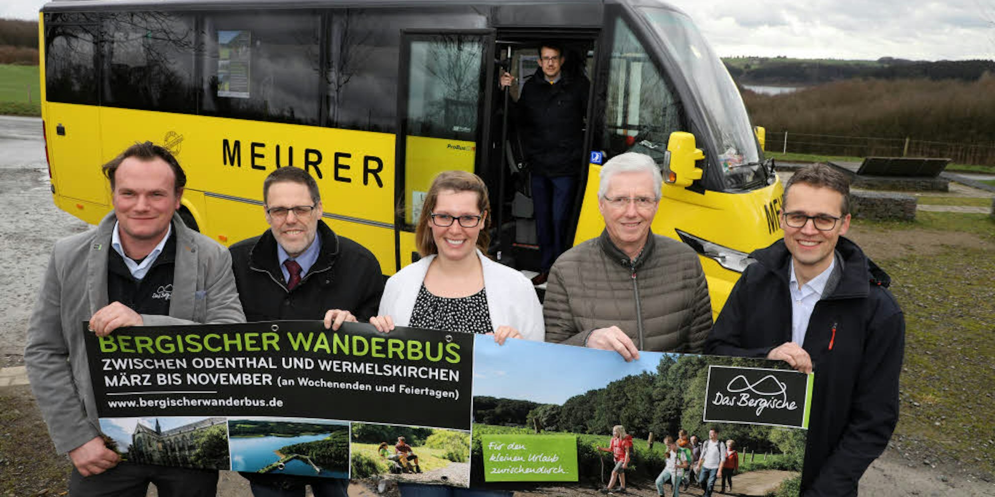 Der Wanderbus, den (oben v.l.) David Bosbach, Reinhard Haase, Annika Böllstorf, Udo Wasserfuhr und Florian Leßke präsentierten, hält unter anderem in Altenberg (u.l.) und Neuemühle (u.r.).