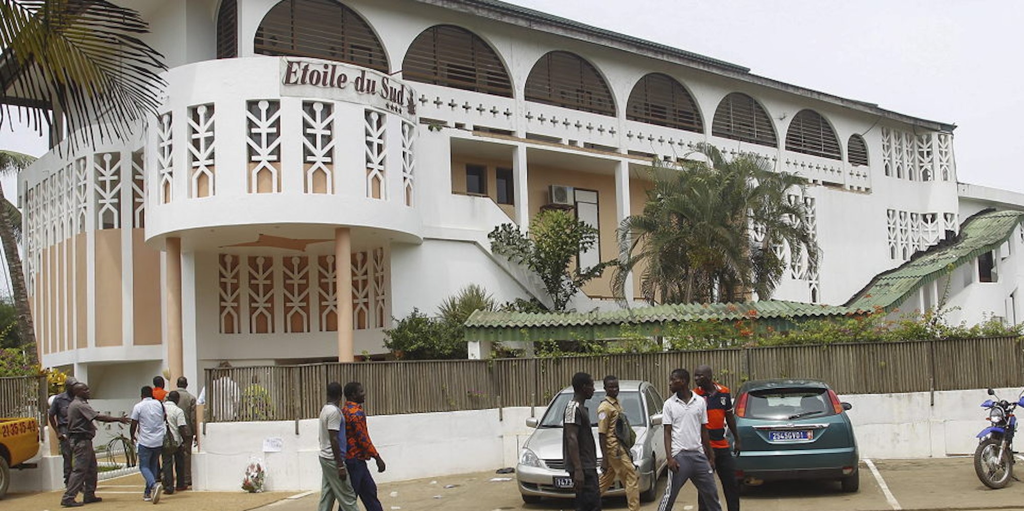 Bauten im Kolonialstil wie dieses Hotel prägen die Lagunenstadt Grand-Bassam an der Elfenbeinküste.