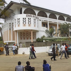 Bauten im Kolonialstil wie dieses Hotel prägen die Lagunenstadt Grand-Bassam an der Elfenbeinküste.