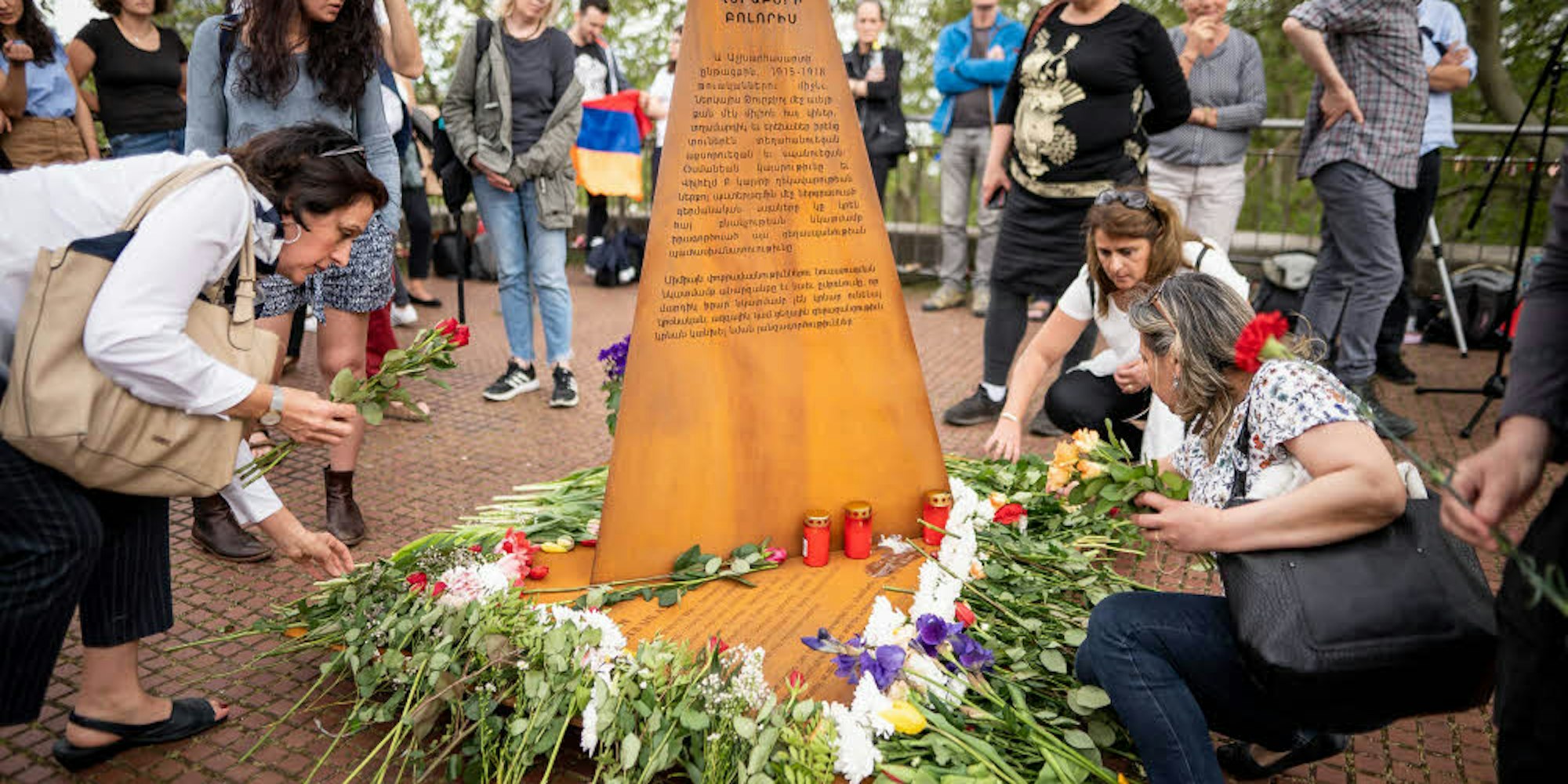 Trauer und Reden am Mahnmal: Nur für die Veranstaltung baute die Initiative „Völkermord erinnern“ die Gedenkstele an der Hohenzollernbrücke nahe Philharmonie vorübergehend wieder auf.