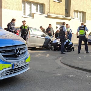 Einsatz der Polizei in Höhenberg auf der Bamberger Straße nach einem Messerangriff.