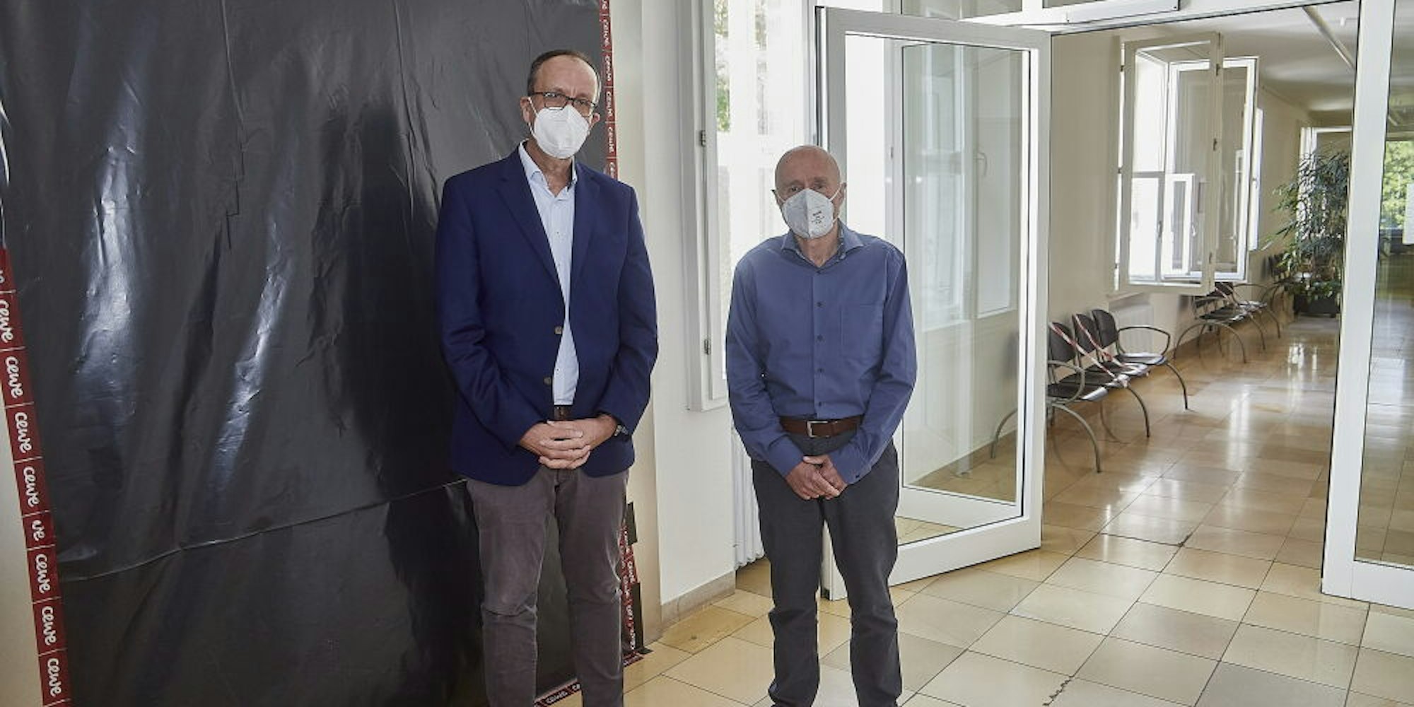 Hermetisch versiegelt sind alle Zugänge in den kontaminierten Keller des Amtsgerichts, etwa der Fahrstuhlschacht, vor dem Robert Plastrotmann und Winfried Schneider stehen.