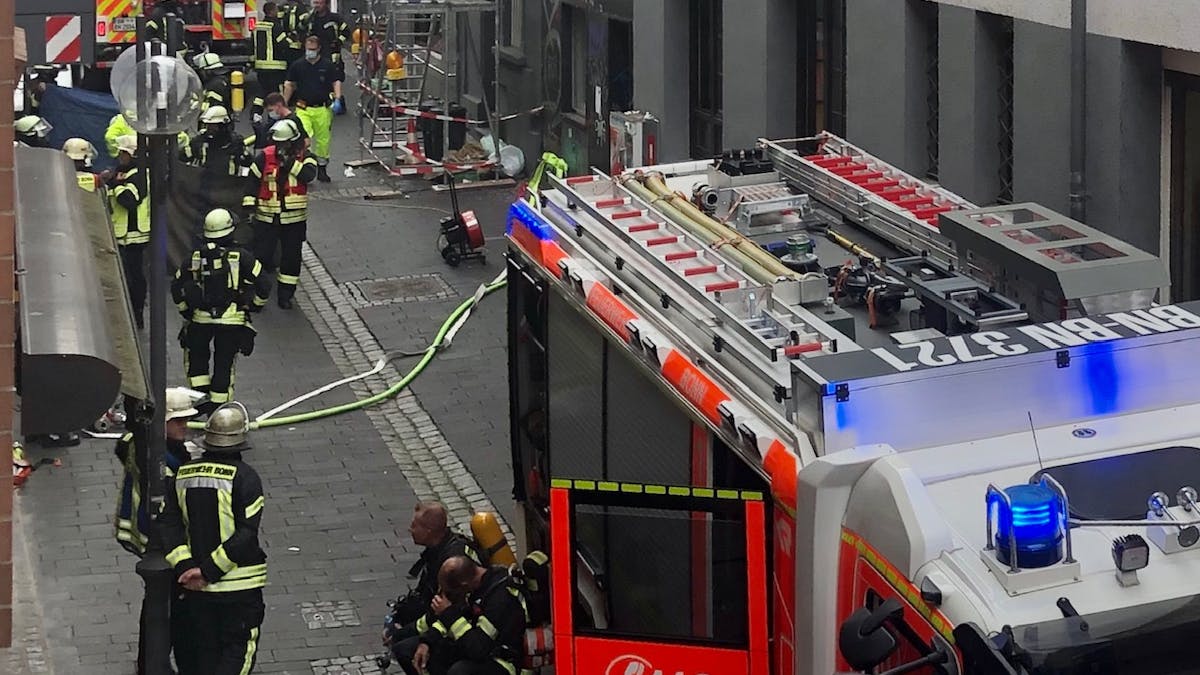 In der Kasernenstraße in Bonn stehen am 15. Juni 2022 nach eine Brand mehrere Einsatzwagen der Feuerwehr.