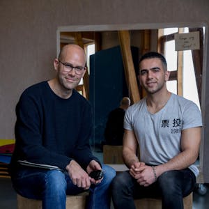 Regisseur Stefan Herrmann und Darsteller Pejman Khaledi Hassanabadi (r.) am Rande der Proben für das Stück.