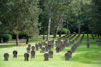 Gräber von Kriegsopfern.