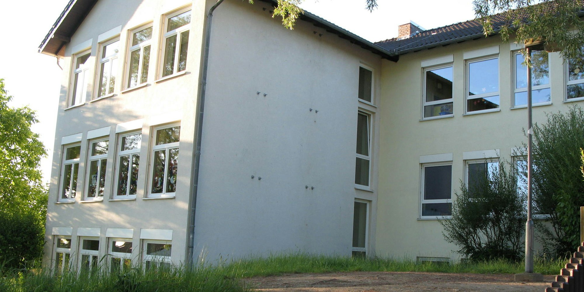 Ausgedient hat das alte Gebäuder der Grundschule Birk.
