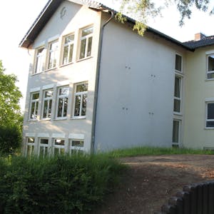 Ausgedient hat das alte Gebäuder der Grundschule Birk.