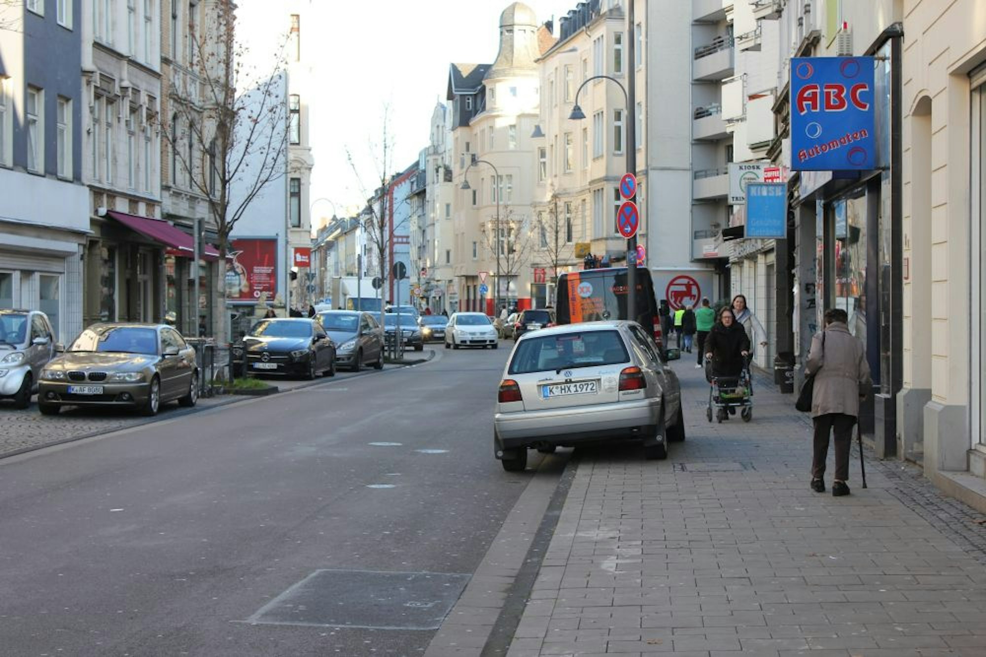 Falschparker, wie hier an der Berliner Straße, sind ein andauerndes Ärgernis.
