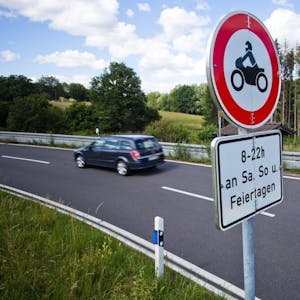 Das zeitweise Fahrverbot für Motorräder auf dem Schladernring zeigt schon lange keine Wirkung mehr. (Archivbild)