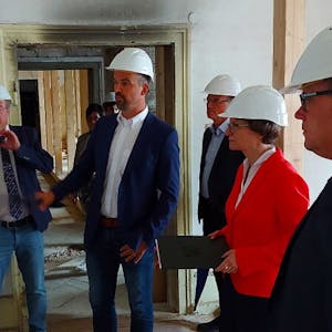 Die Pläne für den Umbau des denkmalgeschützten Gebäudes zum Blankenheimer Rathaus erklärte Guido Waters (Mitte) NRW-Ministerin Ina Scharrenbach.
