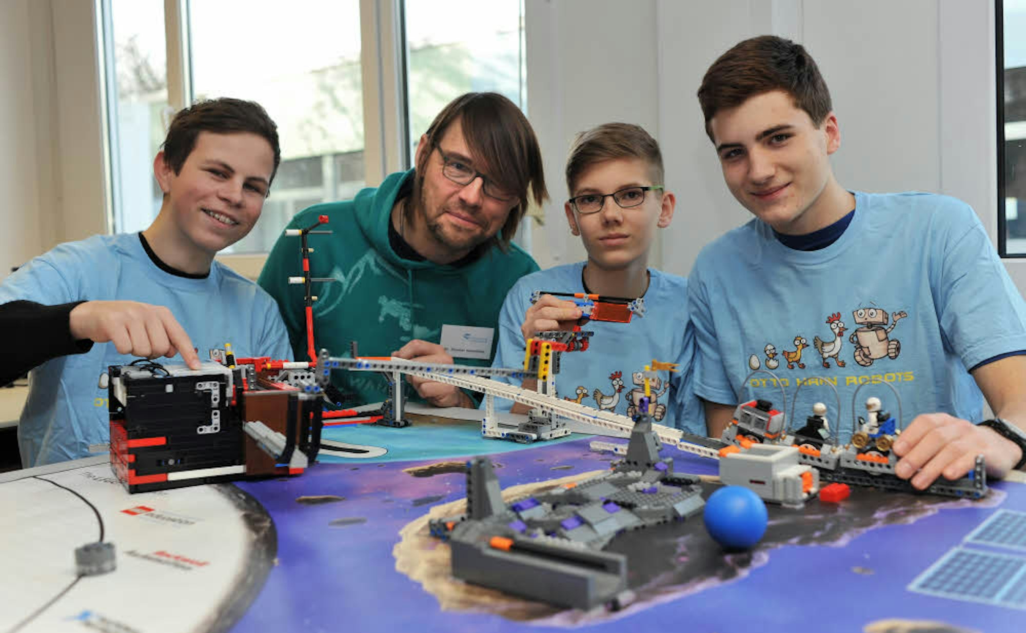 Präsentieren einen selbst konstruierten Lego-Parcours: Moritz Lindemann, Dr. Thomas Kerscher, Patrick Dormanns und Felix Hoffmann (v.l.).