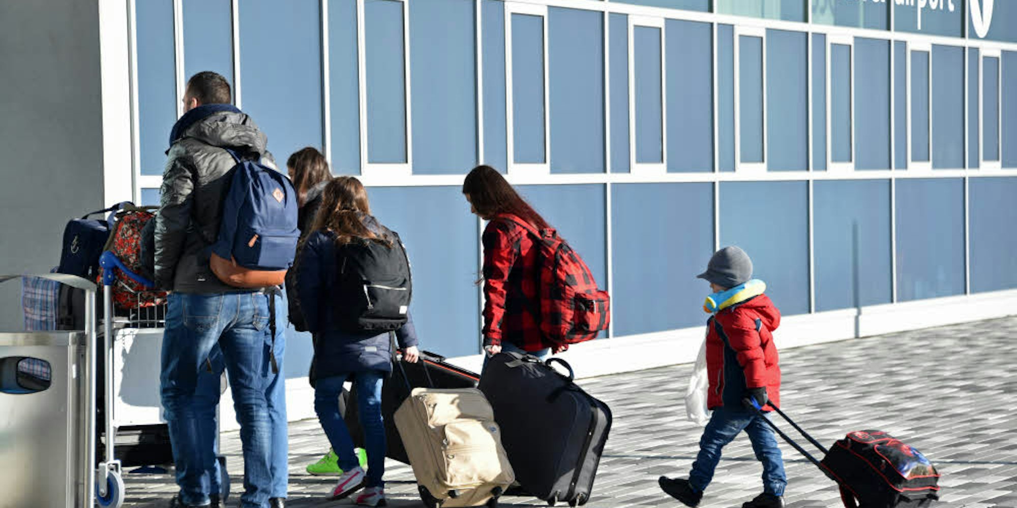 Die Rückreise nach Albanien – wie diese als Asylbewerber abgelehnten Landsleute – soll auch die junge Familie antreten, die zeitweise in Ründeroth untergebracht war. Vor dem, was sie in der Heimat erwartet, fürchten sie sich. Deshalb gehen sie jetzt vor Gericht.
