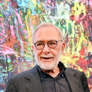 Gerhard Richter vor abstrakter Malerei