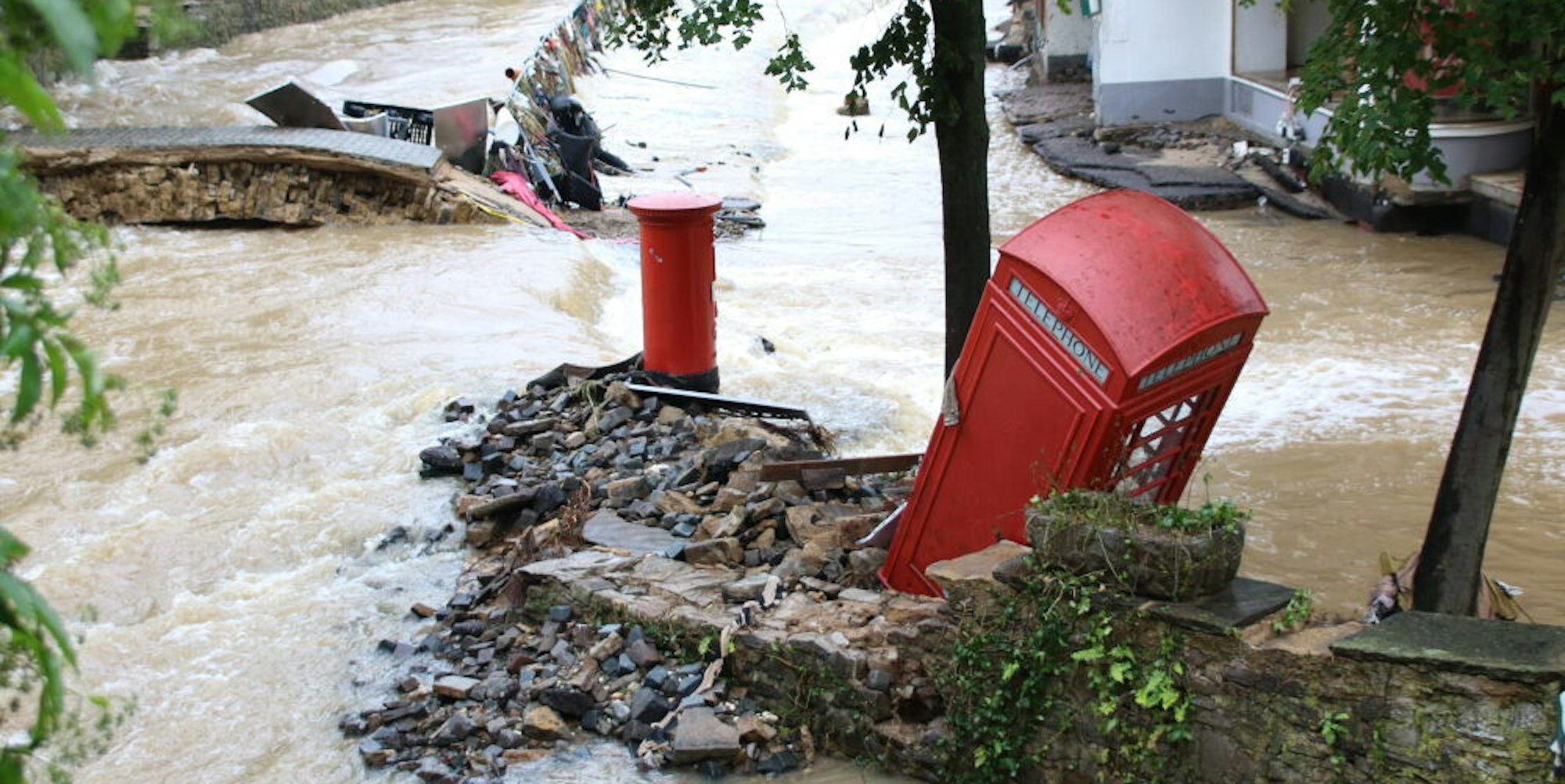 Verhindern kann man Hochwasserereignisse, hier in Bad Münstereifel, laut Experten zwar nicht, aber die Schäden eindämmen.
