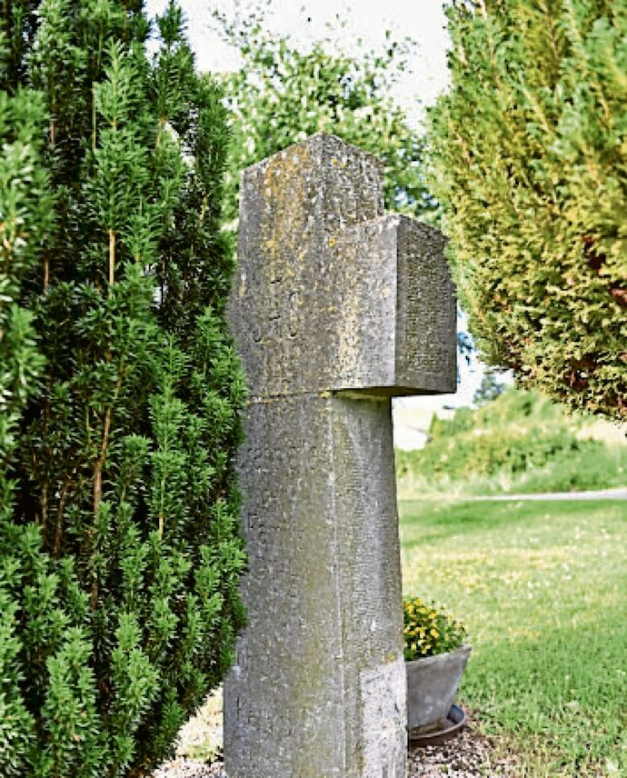 Auf der Rückseite des Wegekreuzes gibt es eine Grabinschrift.