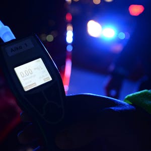 Ein Alkoholmessgerät, wie es bundesweit von mehreren Polizeibehörden verwendet wird. Die Messungen dienen Beamten unterwegs als als Anhaltspunkt bei Kontrollen.