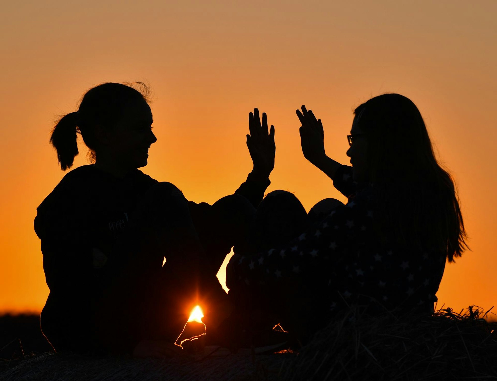Ferienzeit Mädchen im Sonnenuntergang Symbol dpa