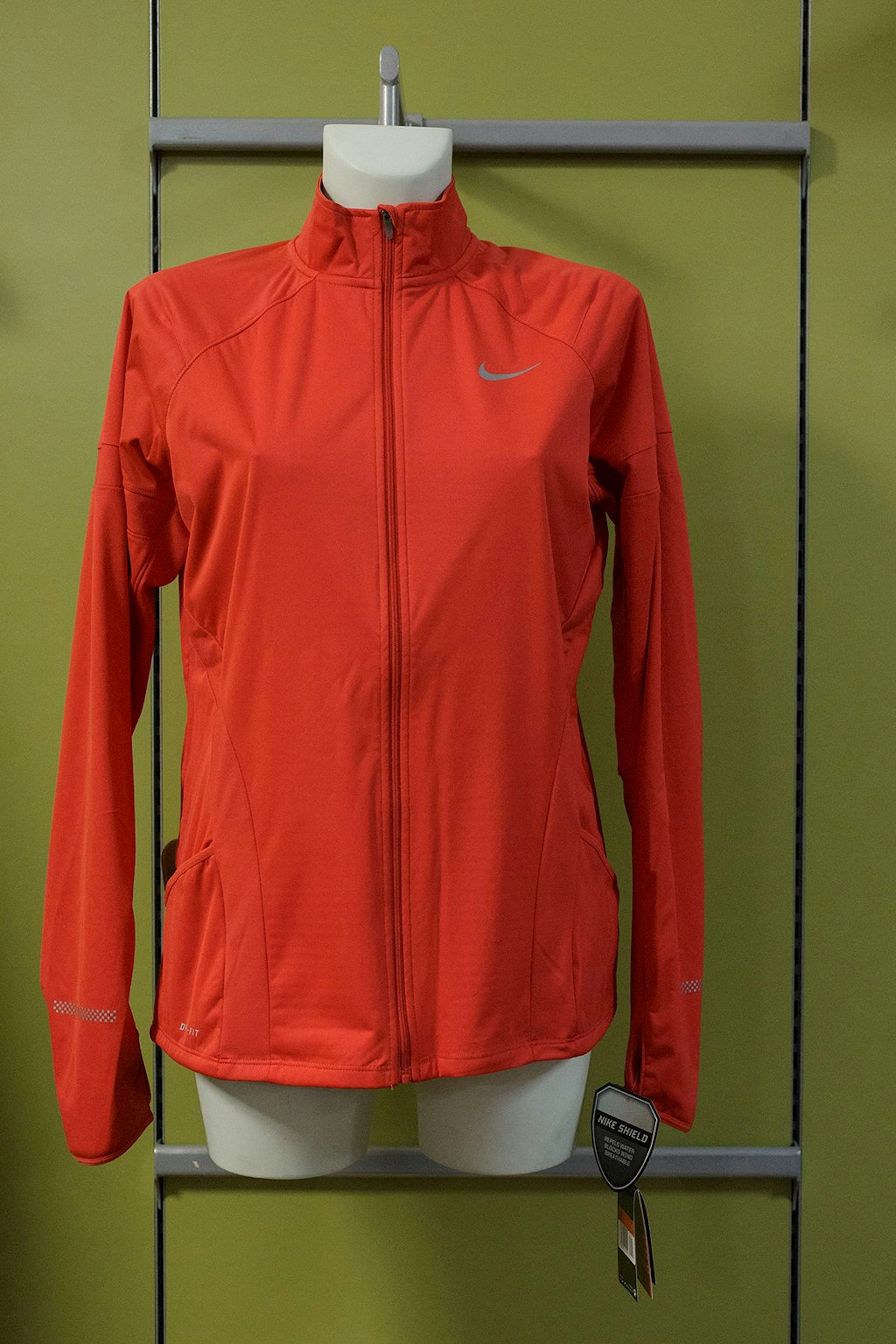 Dritte Schicht: Die windabweisende Laufjacke von Nike (99,95 Euro) hält bei ungemütliche Wetter von außen trocken.