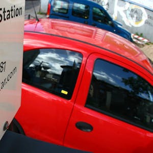 Ein Kleinwagen des Unternehmens "cambio" steht an einer Carsharing Station der Firma in Köln. Immer mehr Menschen verzichten auf einen eigenen PKW und greifen au Carsharing-Angebote zurück.