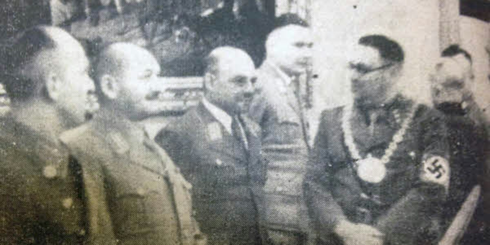 Otto Grimm (rechts) mit Hakenkreuzbinde und Amtskette als Bürgermeister von Altenburg im Kreise uniformierter Amtsträger der NS-Zeit.