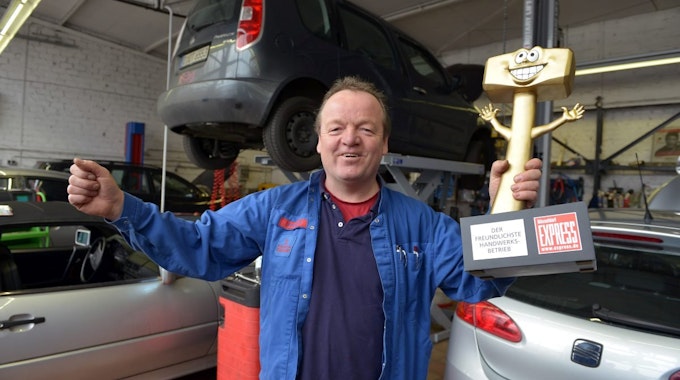 Kfz-Meister Hans Radloff mit dem EXPRESS-Preis für den besten Handwerker, dem „Goldenen Hammer“.