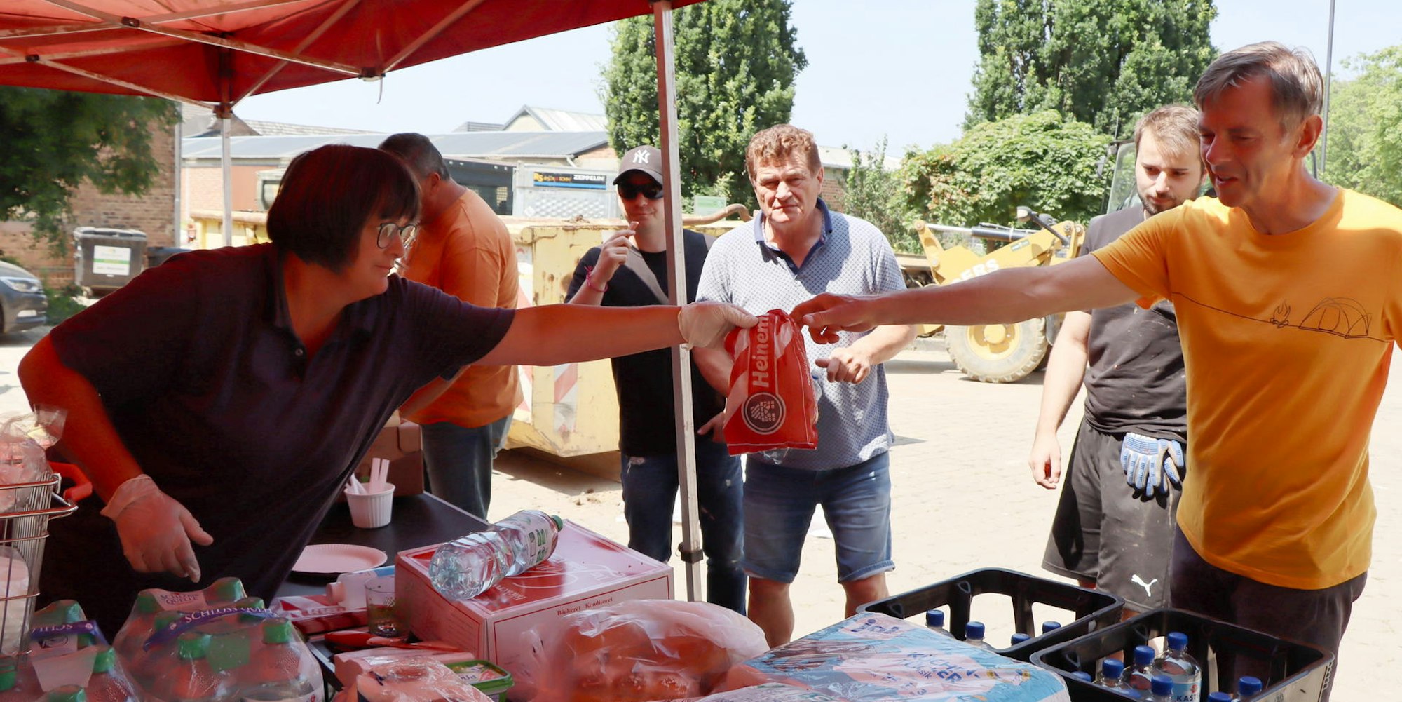 Auf dem Dorfplatz werden Unterstützer und Einwohner mit Nahrungsmitteln versorgt.
