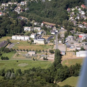 Eine Lehrkraft an der Albert-Einstein-Schule in Rösrath-Venauen wurde positiv auf Covid-19 getestet. Am Sonntag wurden Infektionen in fünf weiteren Einrichtungen im Kreisgebiet bekannt.