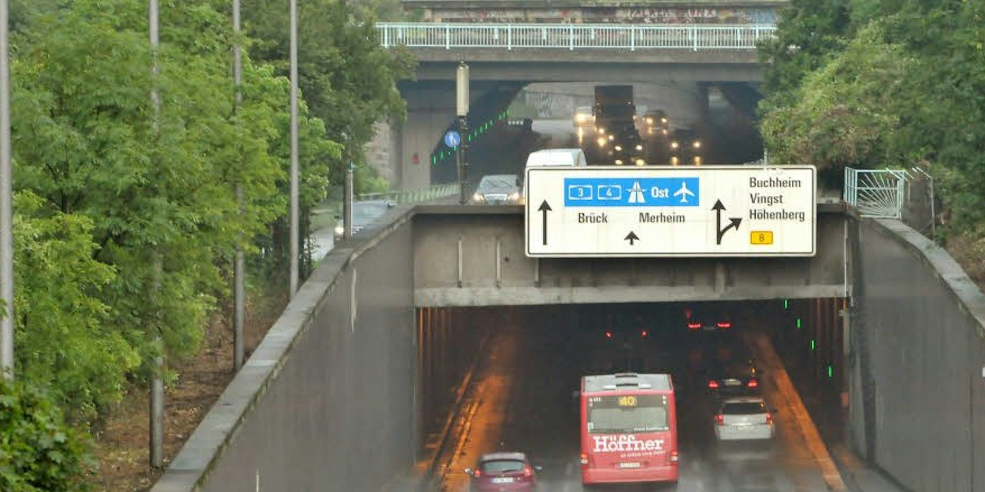 Im Stadtautobahn-Tunnel in Kalk müssen schwere bauliche Schäden und Brandschutzmängel behoben werden.