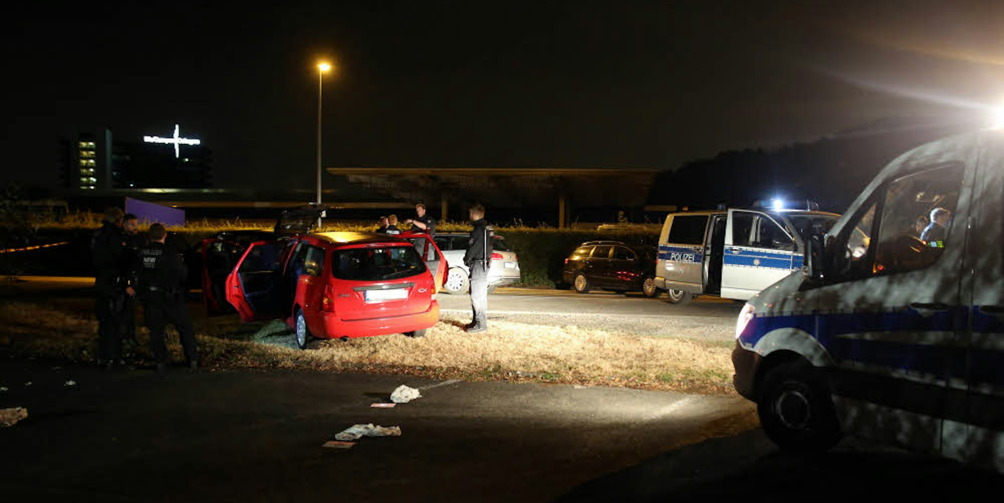Tatort: Mehrere Fahrzeuge stoppten die Ermittler nach dem Angriff.