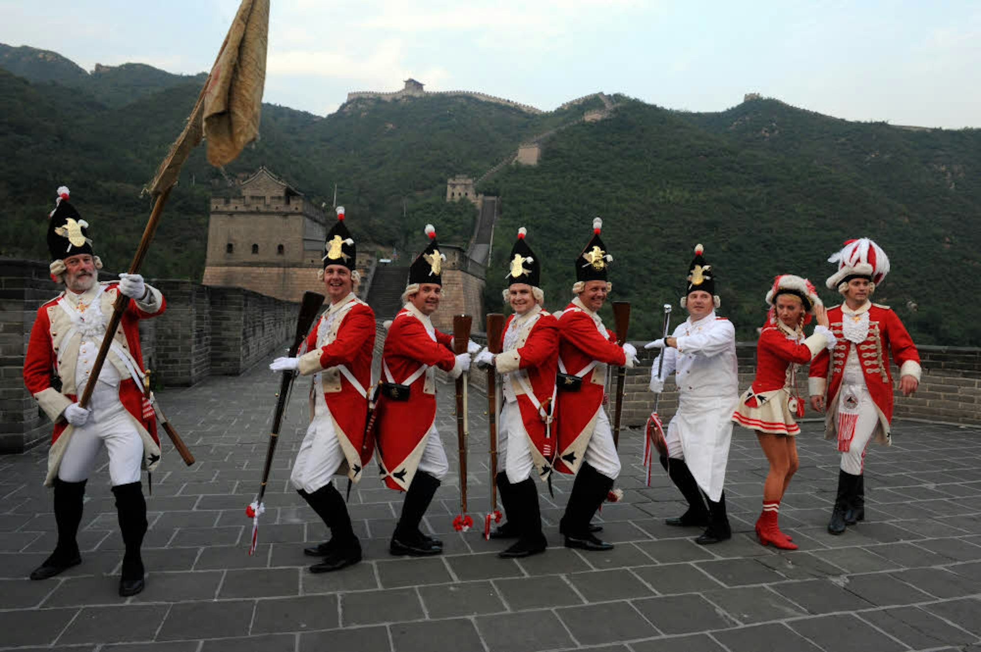 Botschafter: Rote Funken wibbeln auf der Chinesischen Mauer während der Manöverfahrt 2010.