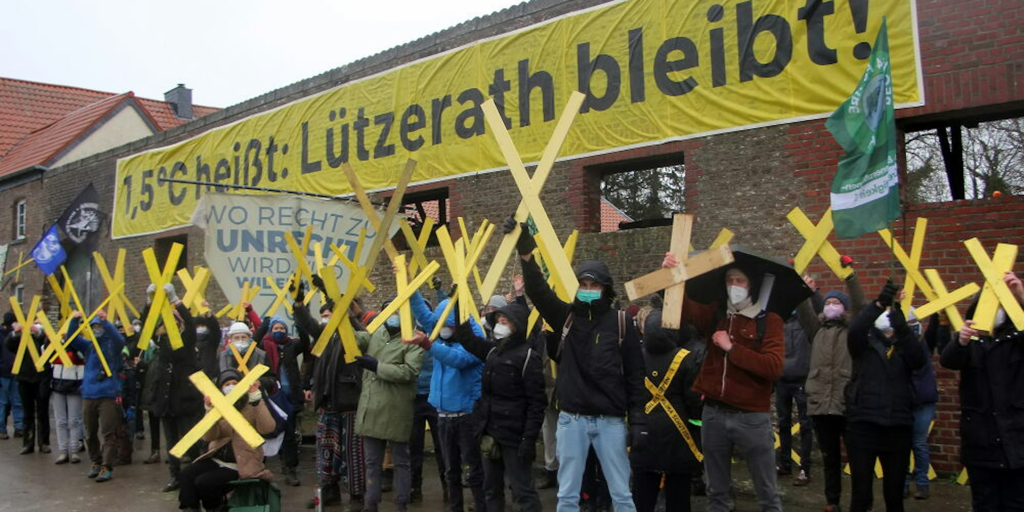 Vor dem Hof des letzten Lützerather Landwirts Eckardt Heukamp protestierten Klimaschutzaktivisten.