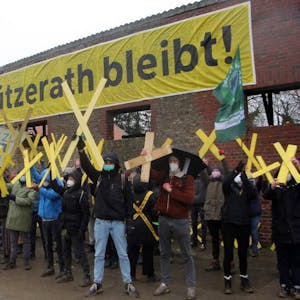 Vor dem Hof des letzten Lützerather Landwirts Eckardt Heukamp protestierten Klimaschutzaktivisten.
