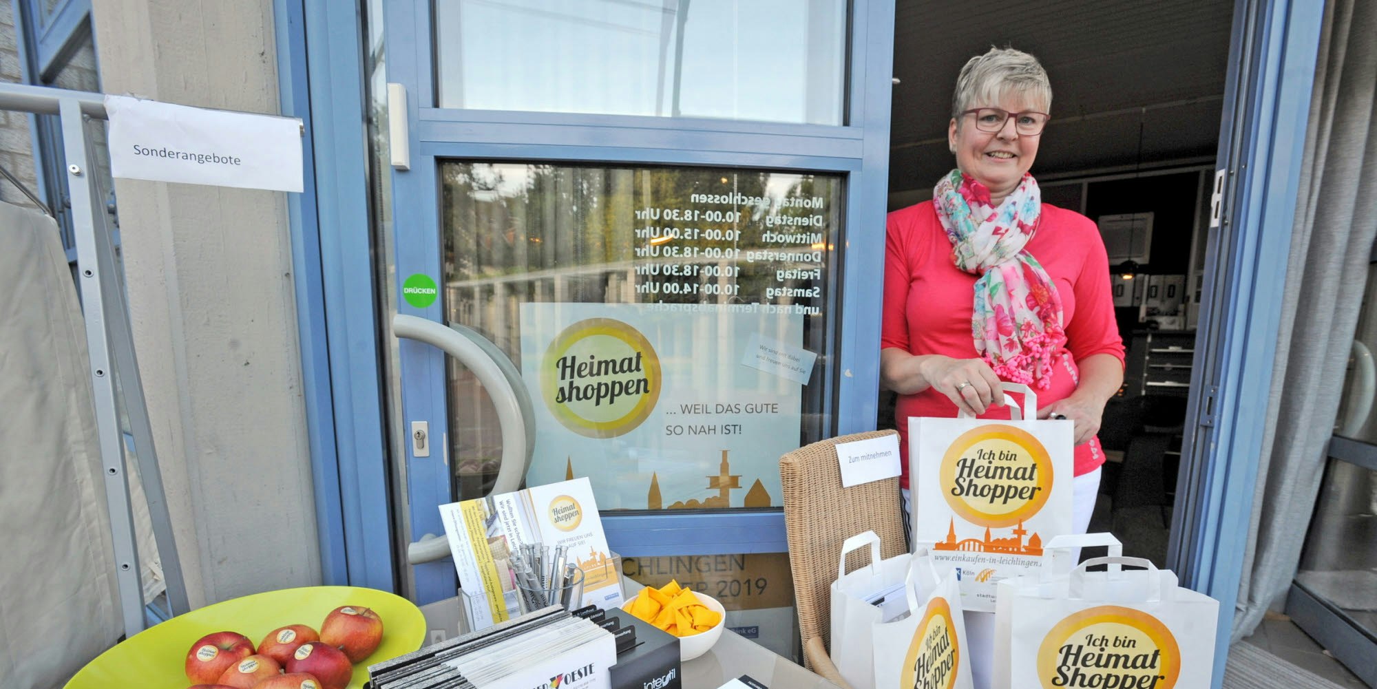 Äpfel und Überraschungstütchen: Auch Silvia Voeste mit ihrem Einrichtungsgeschäft machte mit beim „Heimatshoppen“. Fotos: Britta Berg
