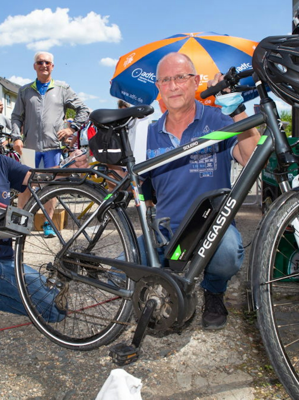 ADFC-Vorsitzender Bernhard Werheid (u.l.) zeigt den Nagelpräger, mit dem er das E-Bike von Gerd Hilchenbach gleich codiert.