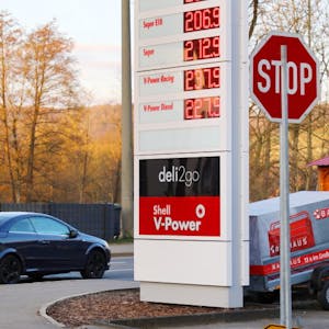 Kein Stopp in Sicht: Die Kraftstoffpreise explodieren derzeit, wie hier am Montagmorgen an der Tankstelle in Overath-Steinenbrück.