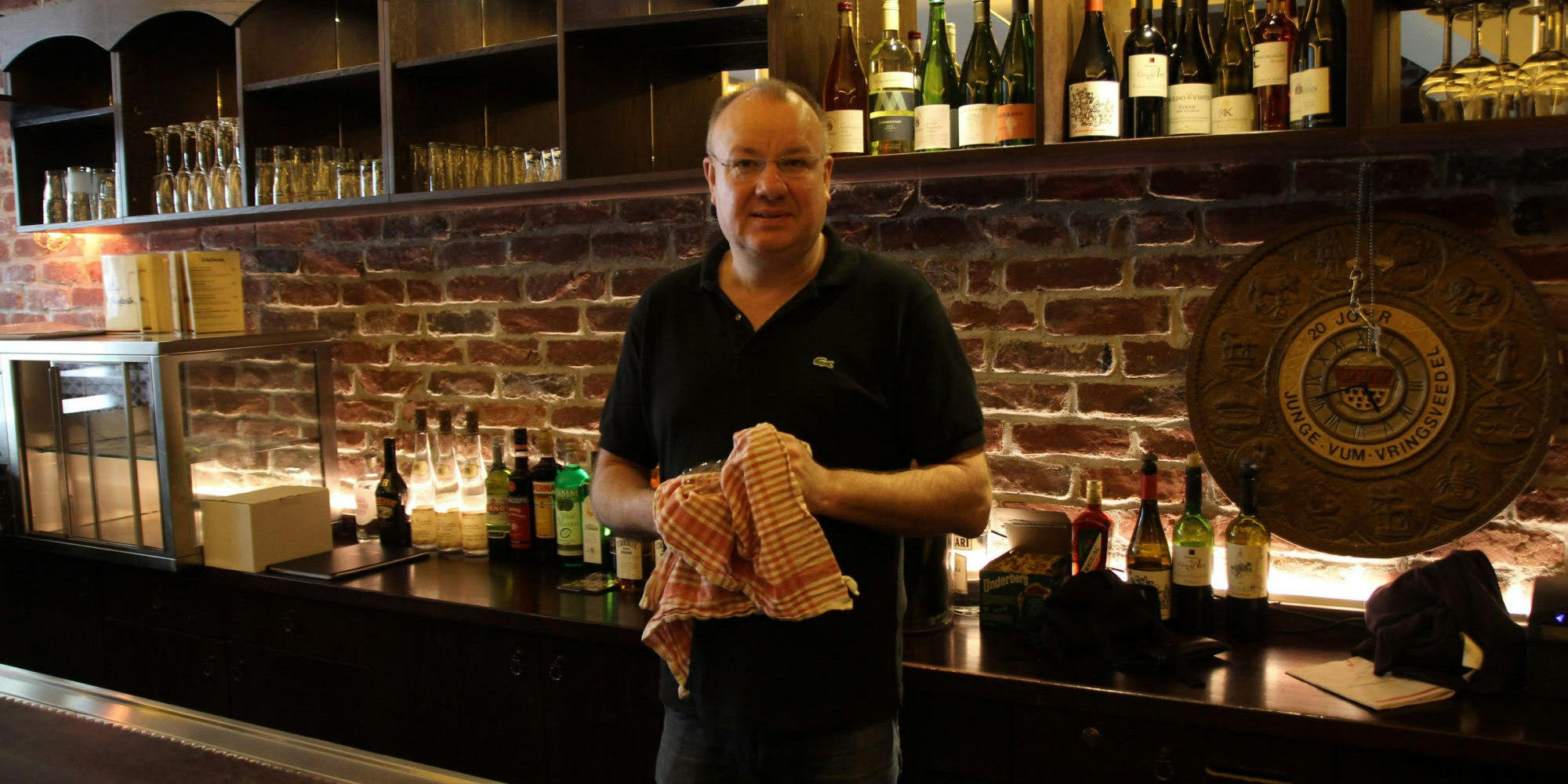Frank Conzen steht als erfahrener Gastronom hinter der Theke des Schmitze Lang.